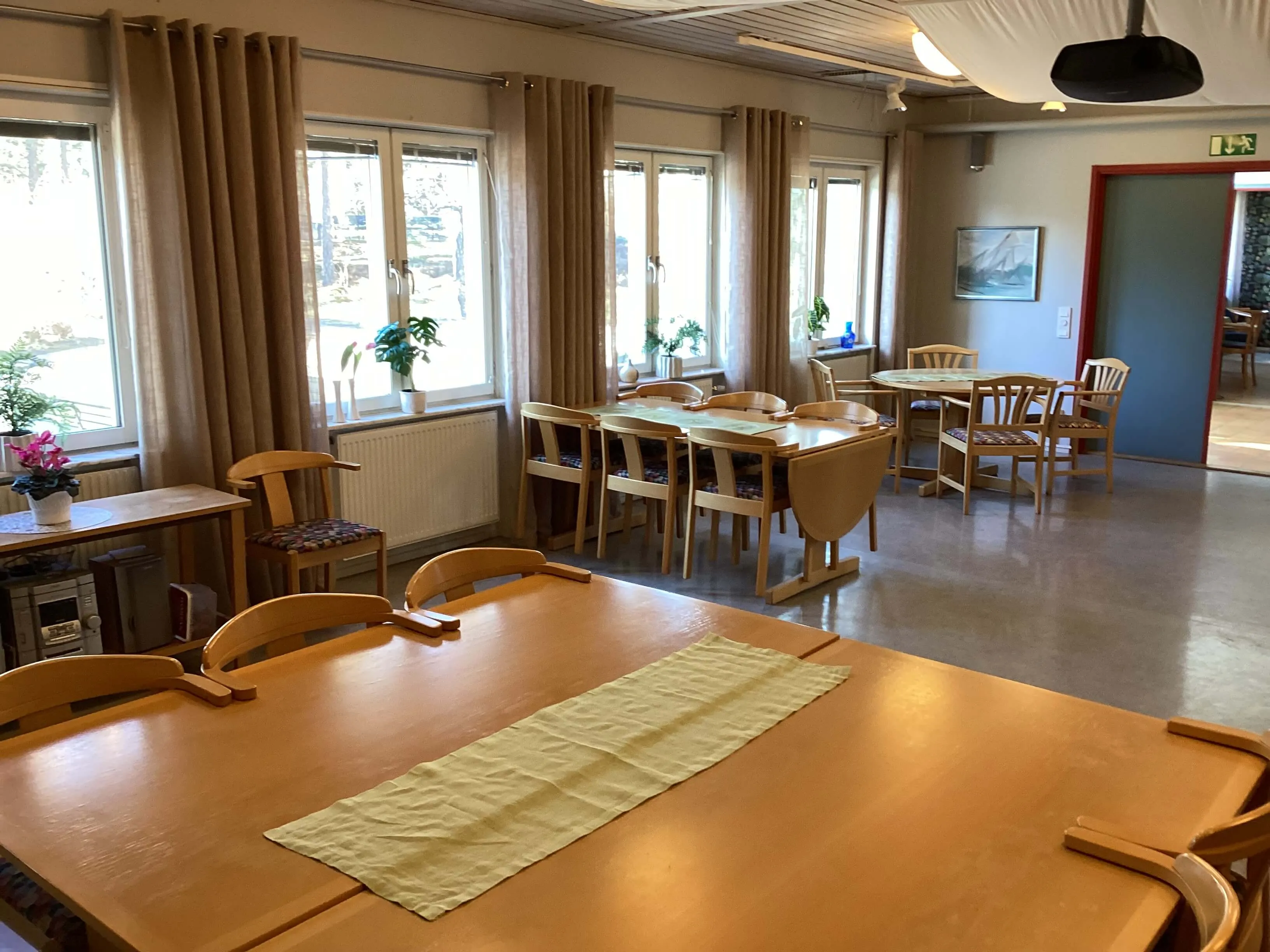 Allrum med bord och stolar i BRF Eken 663