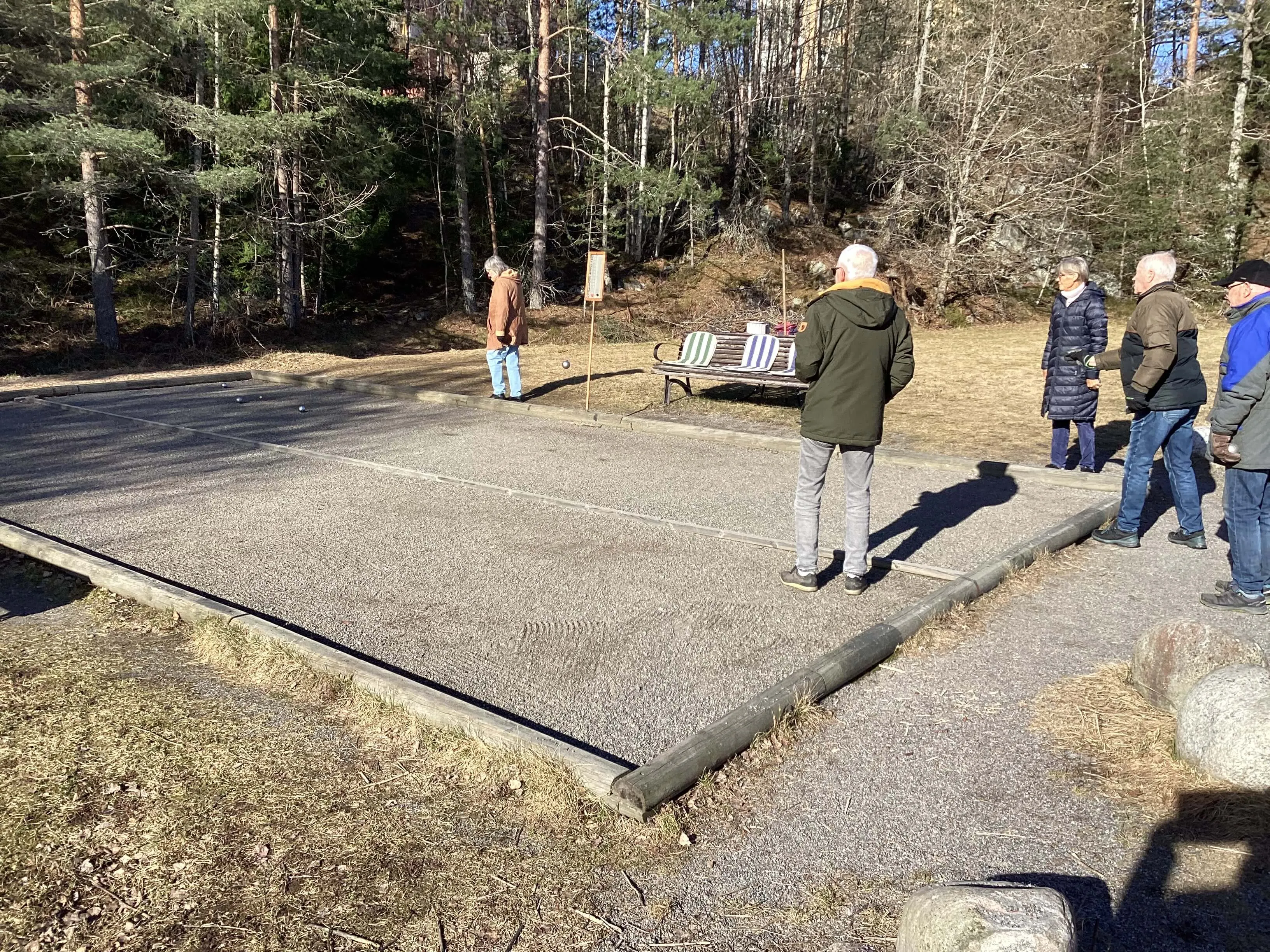 Boende spelar boule på boulebanan i BRF Eken 663